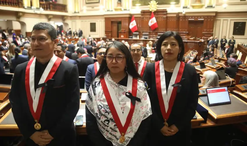 Congresistas de Ahora Nación se ponen de espaldas ante la toma de mando de Keiko Fujimori