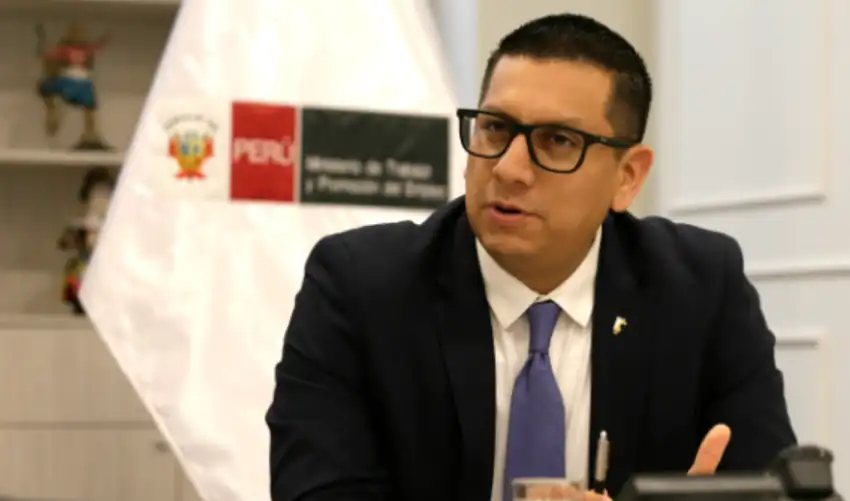 Freddy Solano renuncia a su cargo de ministro de Trabajo tras cuestionamientos por presunto certificado falso